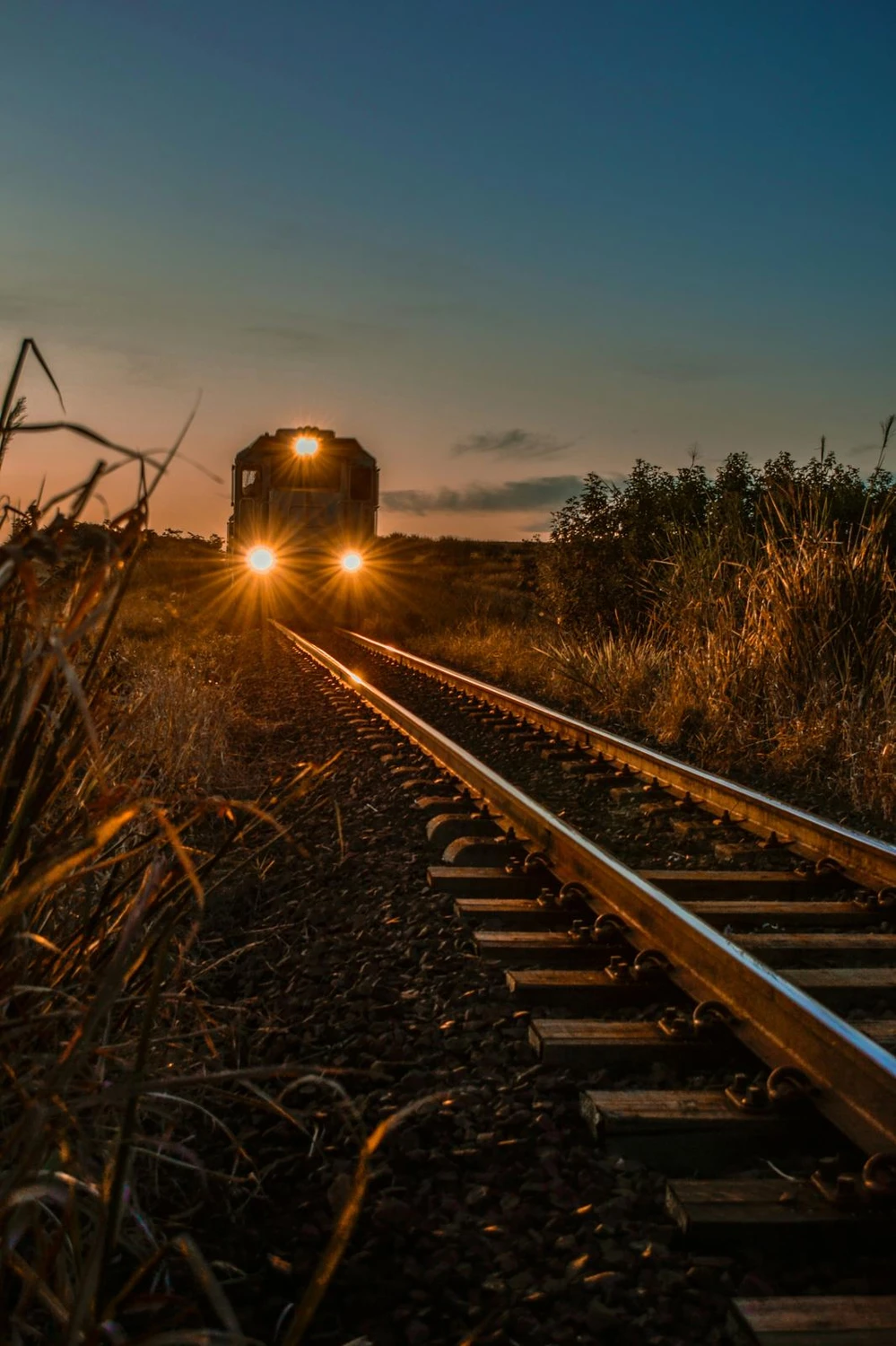 Linelio Personalvermittlung - Ein Zug mit hellen Scheinwerfern